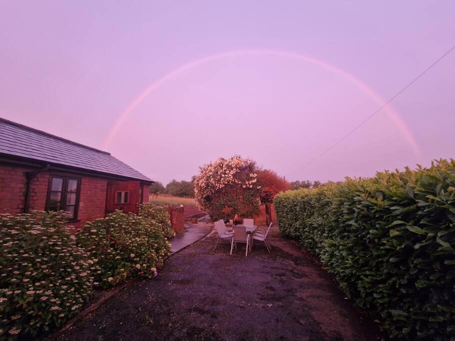 Swallows Nest Guest House - With Hot Tub Abergavenny ภายนอก รูปภาพ