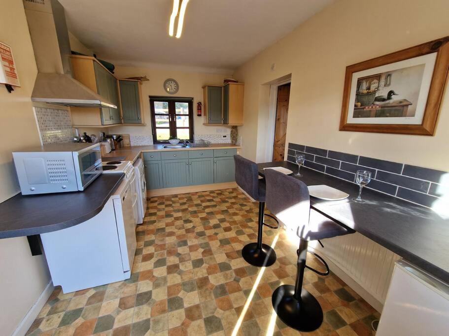 Swallows Nest Guest House - With Hot Tub Abergavenny ภายนอก รูปภาพ