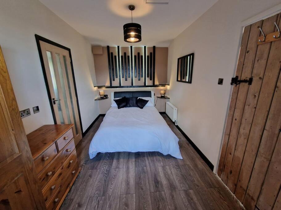 Swallows Nest Guest House - With Hot Tub Abergavenny ภายนอก รูปภาพ