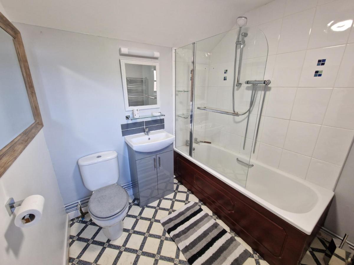 Swallows Nest Guest House - With Hot Tub Abergavenny ภายนอก รูปภาพ