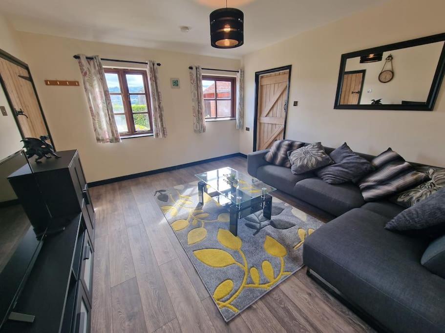 Swallows Nest Guest House - With Hot Tub Abergavenny ภายนอก รูปภาพ